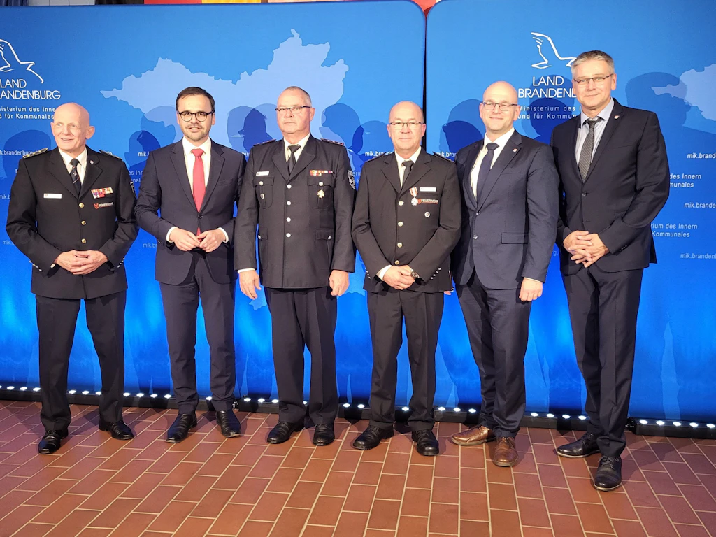v.l.n.r.: Kreisbrandmeister Christian Reisinger, Innenminister Dr. Jan Redmann, Hartmut Peters,
              Marko Köpke, Landrat Christian Müller, Leiter des Brand- und Katastrophenschutzes Marcus
              Bethmann