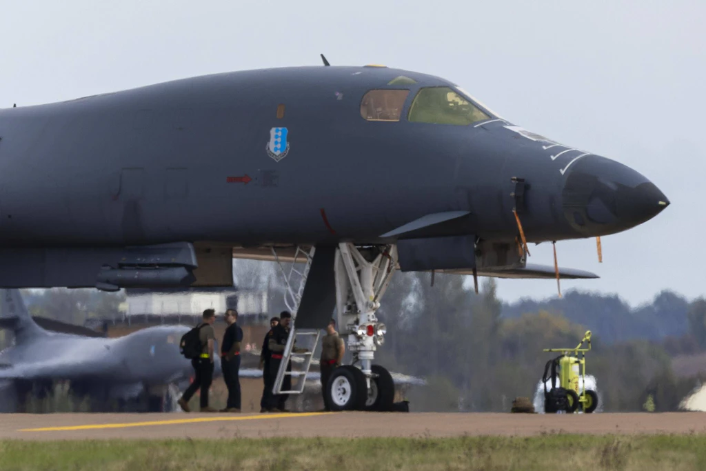 Ein B-1B-Langstreckenbomber der US-Luftwaffe auf dem britischen Militärstützpunkt RAF Fairford.
