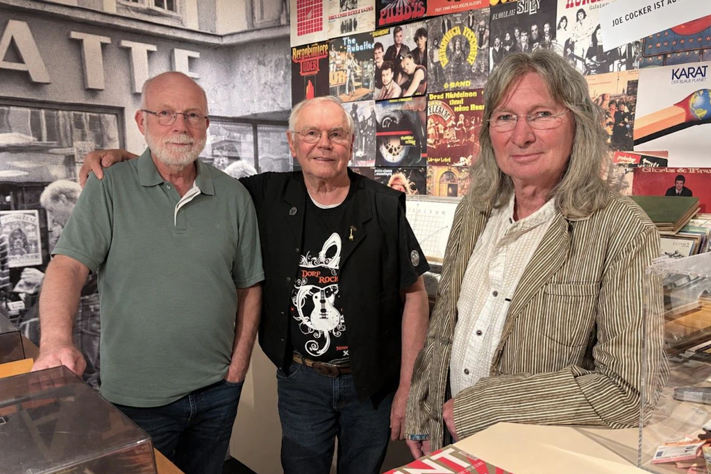 Im DDR-Schallplattenladen des Kröpeliner Ostrockmuseums: die Initiatoren und Kuratoren der einzigartigen Ausstellung Reinhard Dankert, Rüdiger Kropp und Thomas Lehner (v.l.n.r.)