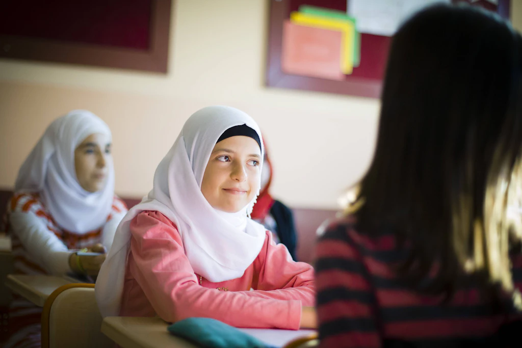 Schülerinnen mit Kopftuch im Unterricht (Symbolbild). In Aserbaidschan haben neue Kopftuchregeln an Schulen heftige Proteste und zahlreiche Festnahmen ausgelöst.