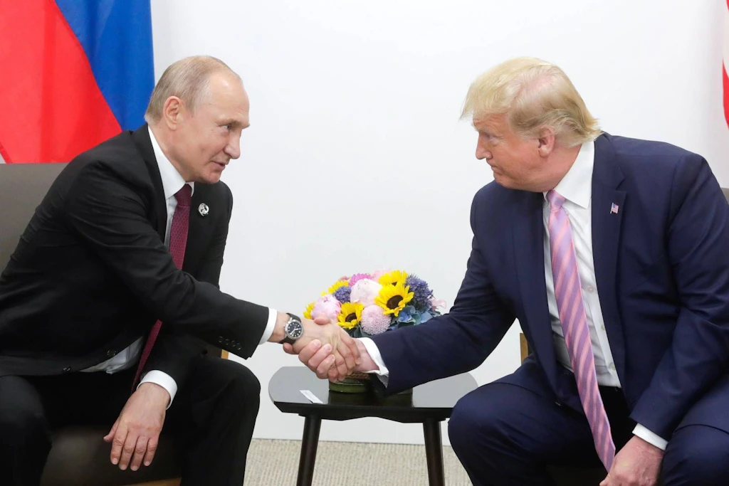 Wladimir Putin und US-Präsident Donald Trump auf einem bilateralen Treffen am Rande der G20 im Jahr 2019 (Symbolbild)