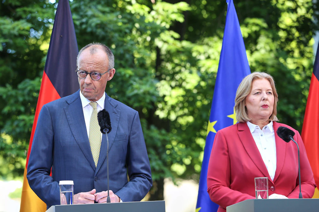 Kanzler Friedrich Merz (CDU) und Bärbel Bas (SPD) bei einer gemeinsamen Pressekonferenz: Nach Bas’ Rücktritt werfen sich Union und SPD gegenseitig schwere Vorwürfe vor.
