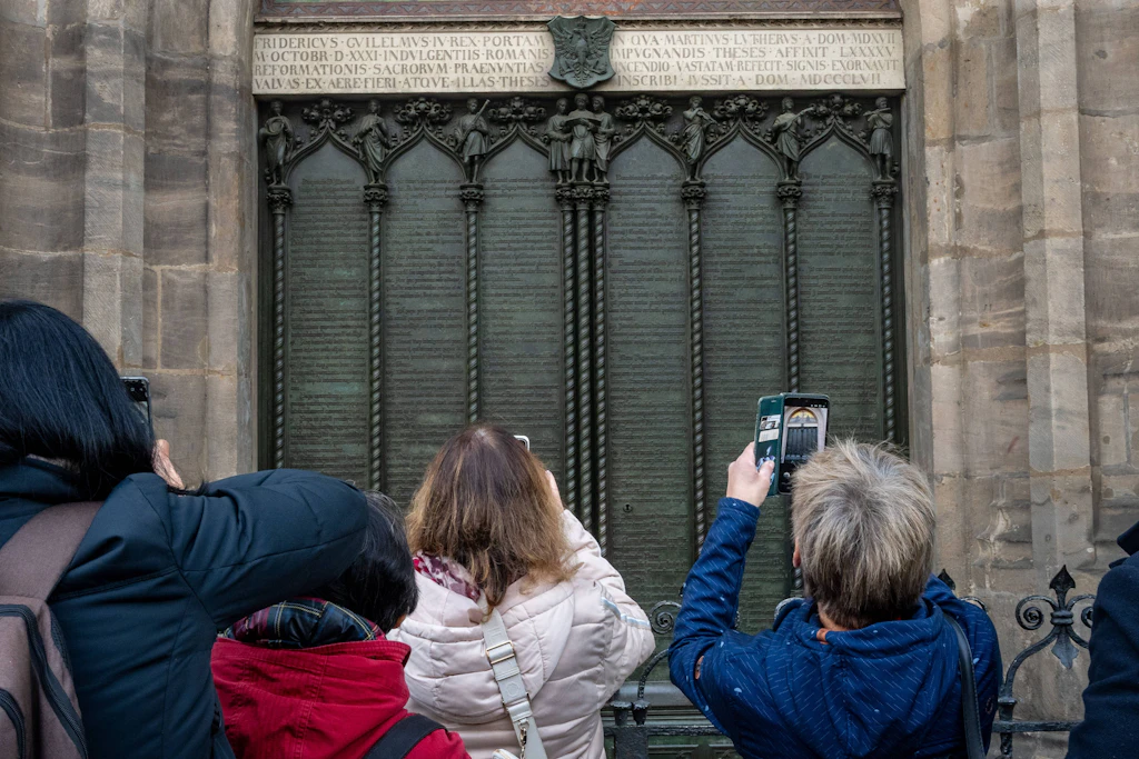 Die Schlosskirche in Wittenberg (Sachsen-Anhalt). Hier soll Martin Luther am 31. Oktober 1517 seine 95 Thesen angeschlagen haben – der Ursprung des heutigen Reformationstags.