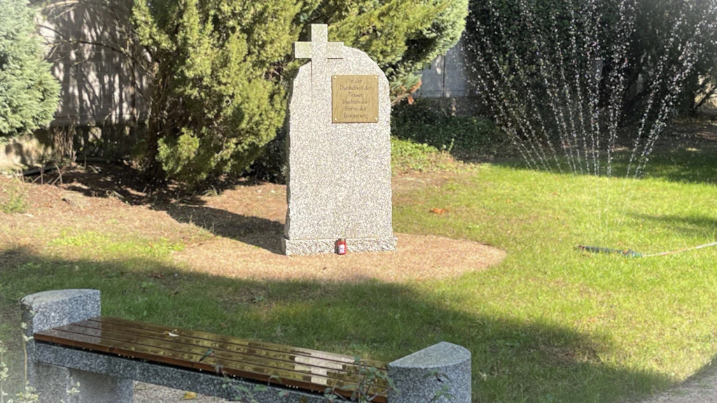 Gedenkort in Werder: Die Stele auf dem Neuen Friedhof erinnert an Sternenkinder.