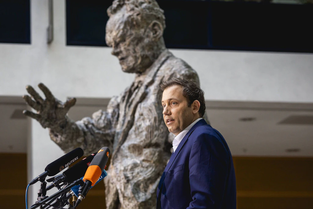 Lars Klingbeil, Co-Parteivorsitzender der SPD, im Schatten von Willy Brandt: Ein Platz neben Klingbeil ist nun frei geworden.