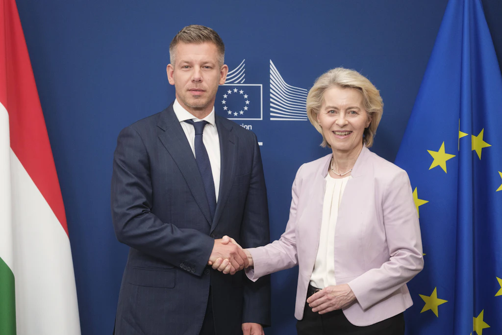 Ungarns Ministerpräsident Péter Magyar (l.) und EU-Kommissionspräsidentin Ursula von der Leyen bei einem Treffen am 29. Mai 2026 in Brüssel.