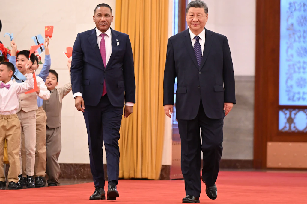 Chinas Präsident Xi Jinping (r.) empfängt Botswanas Präsident Duma Boko am 13. Oktober 2026 in Peking.