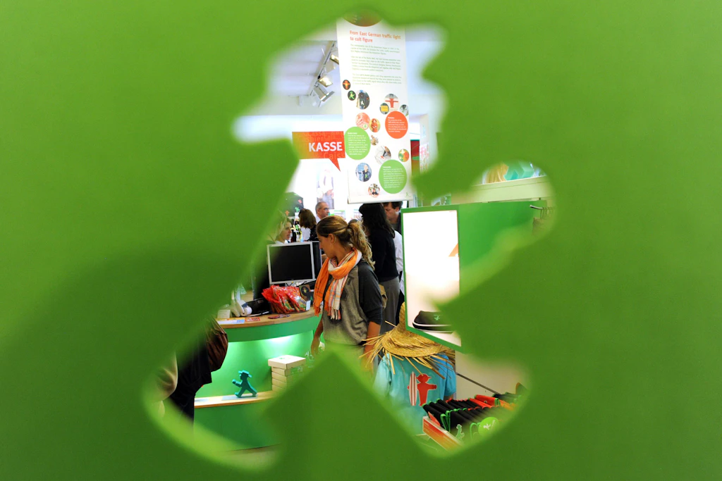 Ampelmännchen-Läden bieten umfangreiche Produkte rund um den knuffigen Mann an.