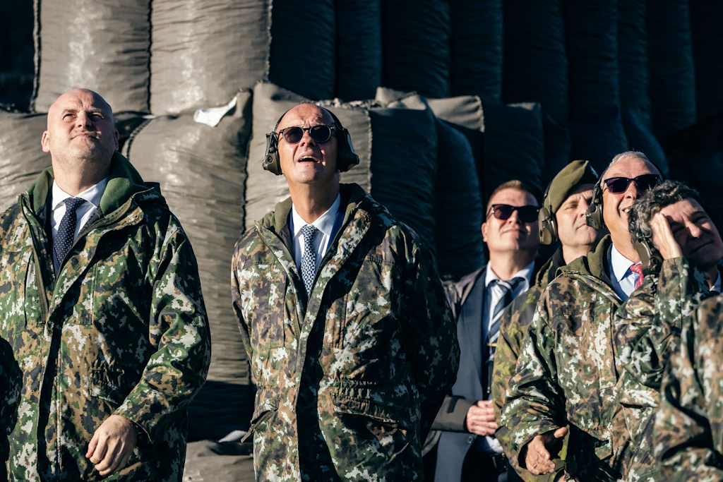 Bundeskanzler Friedrich Merz (CDU, 2.v.l.) beobachtet auf dem Luftwaffenstützpunkt Lapland Air Wing die Vorführung eines F/A18 Hornet Jets