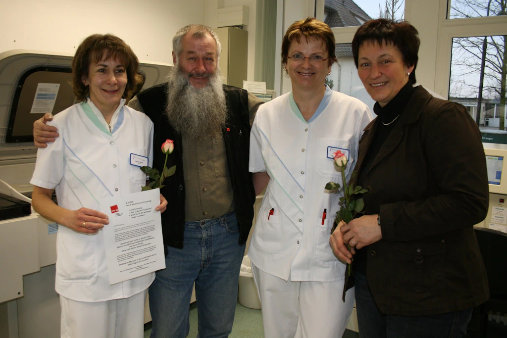 Abschied in Gardelegen: Heike Tischer (l.) wird nach 49 Jahren im Krankenhaus von Kollegen verabschiedet.
