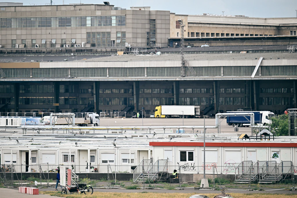 Container auf dem Gelände des ehemaligen Flughafens Tempelhof dienen als Flüchtlingsunterkunft.
