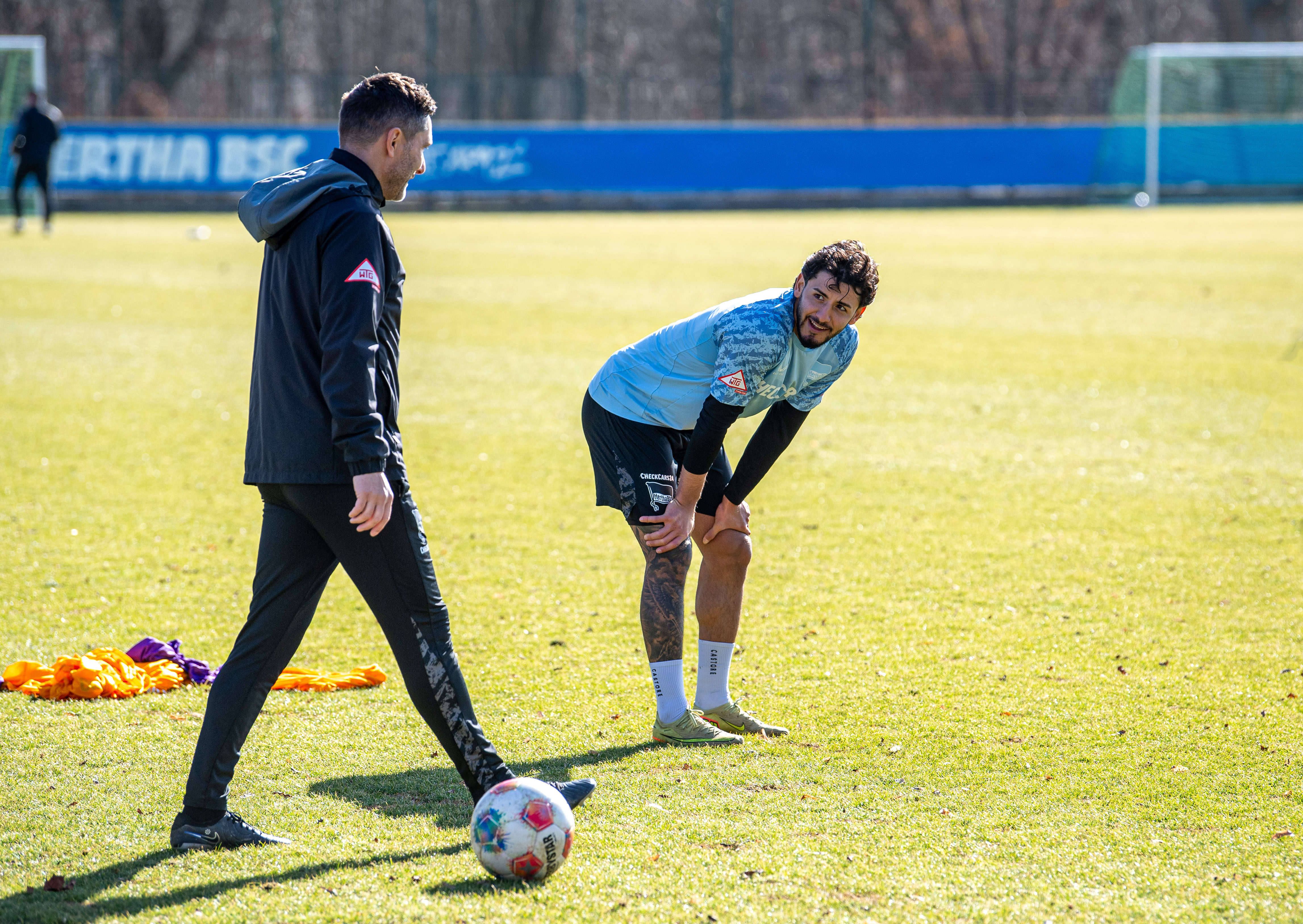 Hertha-Star Kevin Sessa gibt der Frau seines Trainers einen Korb