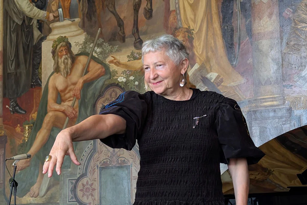 Für über 45&nbsp; Jahre Kunst und Mut: die Erfurterin Gabriele Stötzer bekam in der historischen Kaiserpfalz den renommierten Goslarer Kaiserring angesteckt.