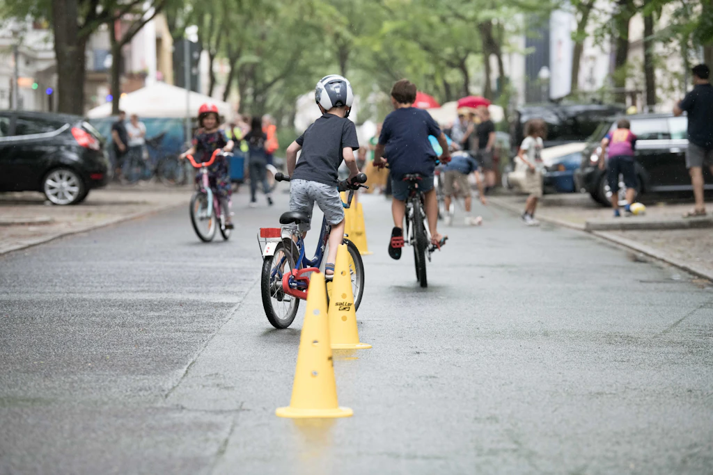 Kinder absolvieren  einen Fahrradparcours.
