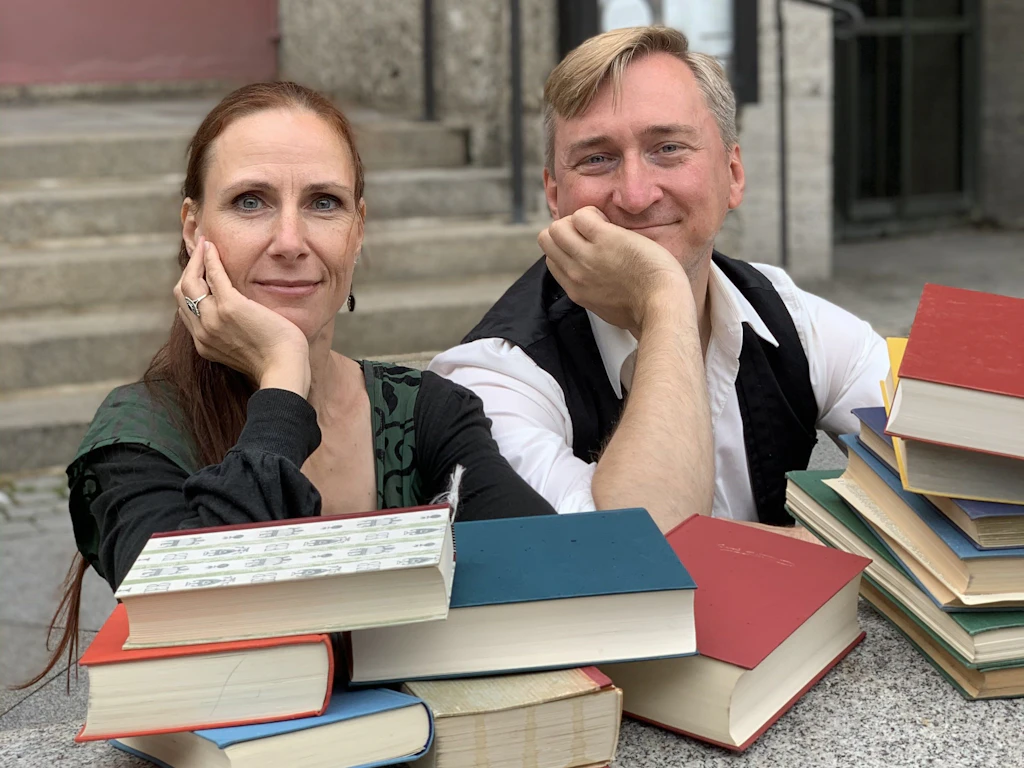 Zwei Vorleser bringen Peter Pan in die Geraer Bibliothek