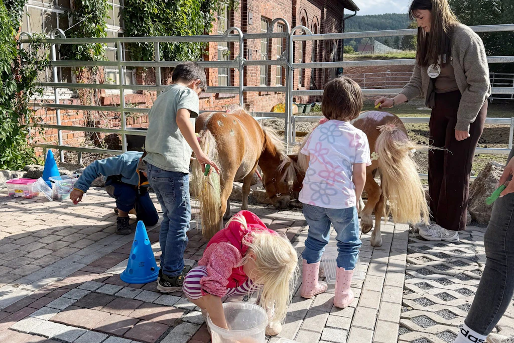 Pflegefamilientag im Wartburgkreis: Kinder und Erwachsene erleben Mitmachangebote auf dem Gelände des Loft Werratal.