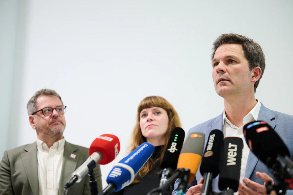 Merz fordert Abbruch, Linke wittert Druck aus dem Kanzleramt: Berliner Sondierungen liegen auf Eis