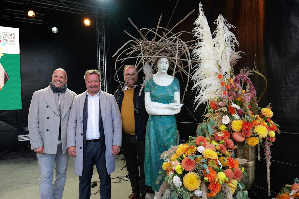 Landesgartenschau in Leinefelde-Worbis: Christian Zwingmann und Jan Wißgott bei der Übergabe der Figur „Mutter Natur“.