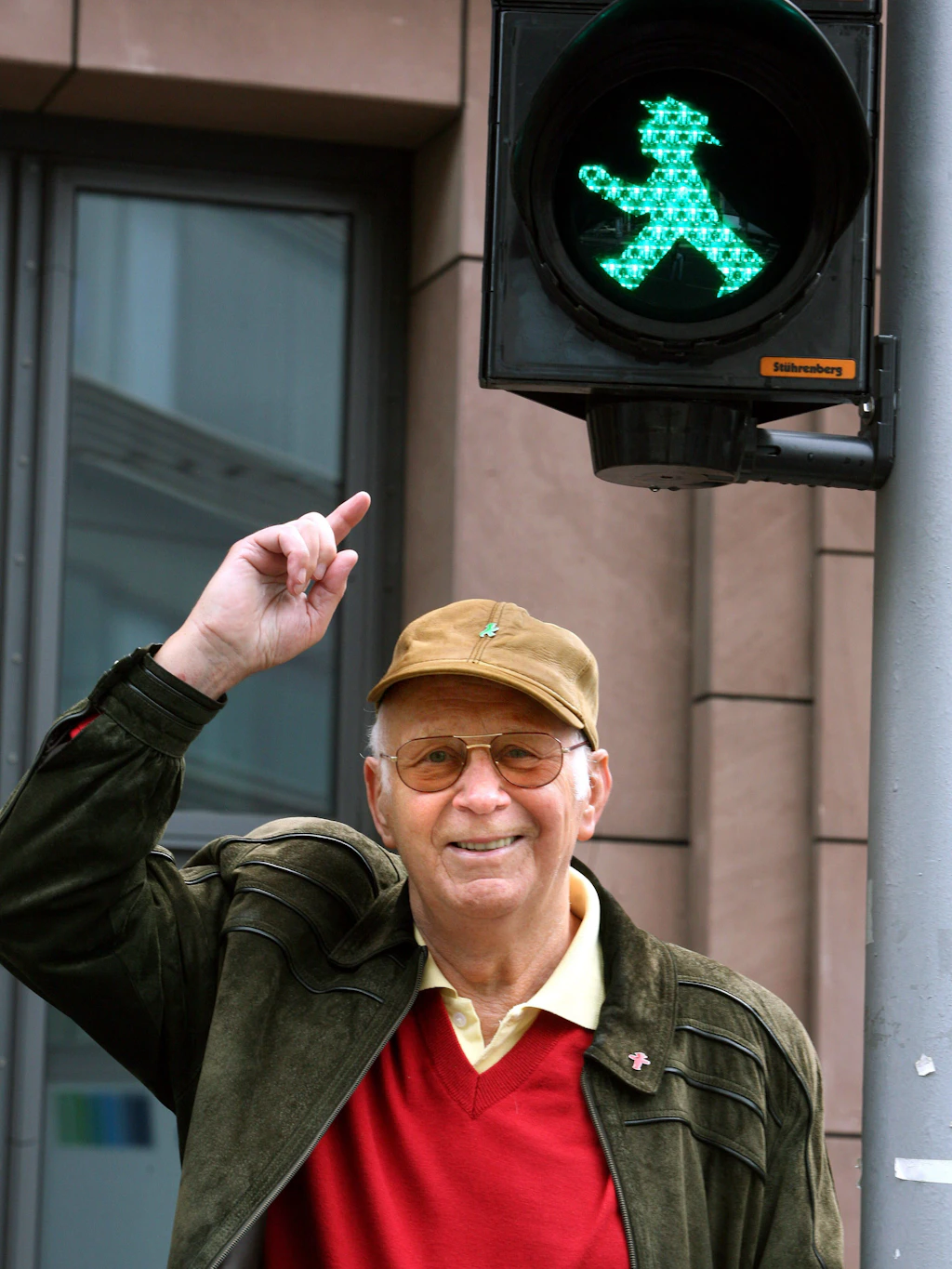Verkehrspsychologe Karl Peglau 2007 mit seinem berühmten Ampelmännchen (Archivfoto).
