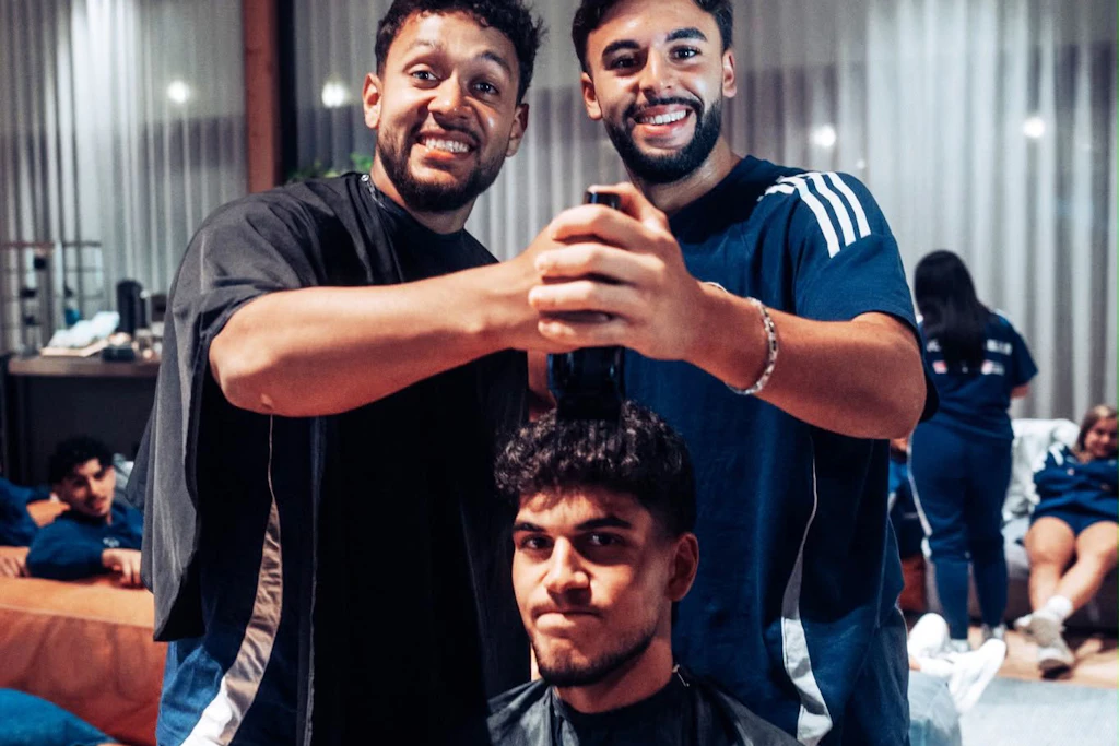 Zulu und Reda posieren gemeinsam mit Alper für ein Erinnerungsfoto.