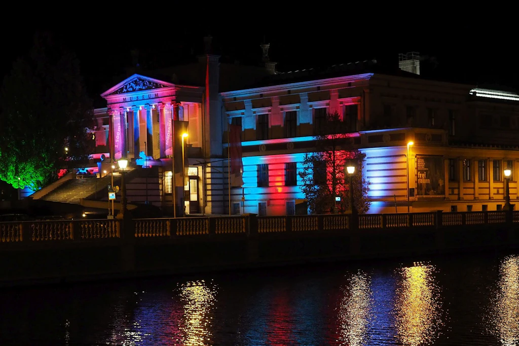 Kulturnacht in Schwerin: Das Staatliche Museum ist nach dem Umbau wieder dabei und leuchtet bei Nacht in bunten Farben.
