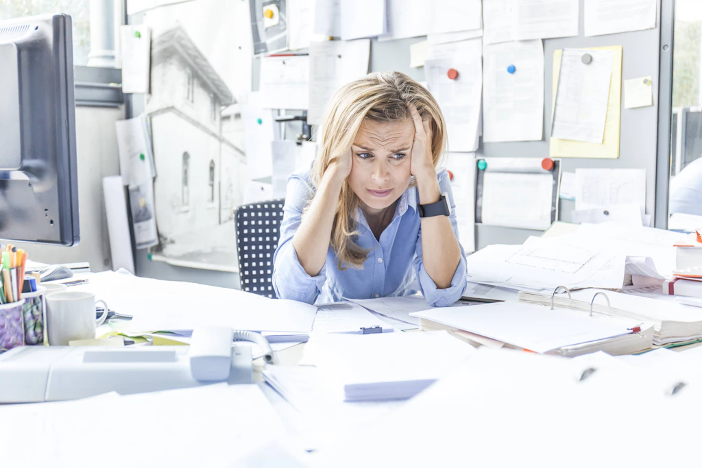 Aktenberge, Zettelwand, kein Ende in Sicht: Laut einer Studie erledigen 61 Prozent der Beschäftigten die Arbeit von mehr als einer Stelle. (Symbolbild)