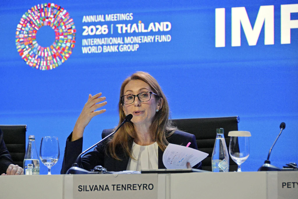 IWF-Chefvolkswirtin Silvana Tenreyro stellt in Bangkok die neuen Prognosen des Internationalen Währungsfonds zur Entwicklung der Weltwirtschaft vor.