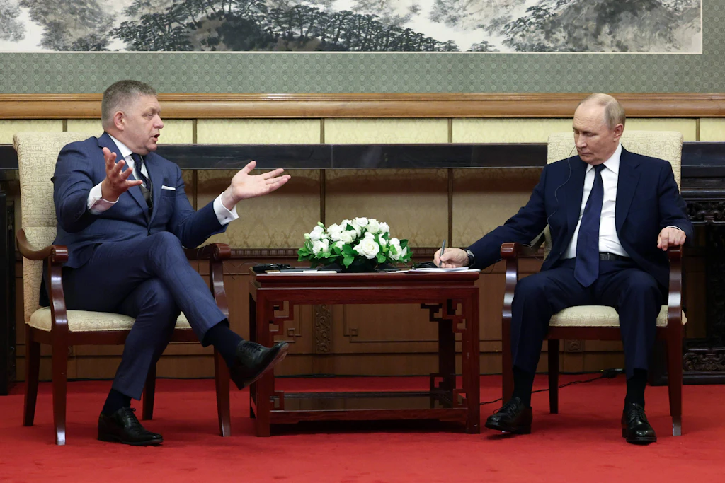 Der slowakische Ministerpräsident Robert Fico (l.) und der russische Präsident Wladimir Putin nehmen am 2. September 2025 an einem Treffen im Gästehaus Diaoyutai in Peking, China, teil.