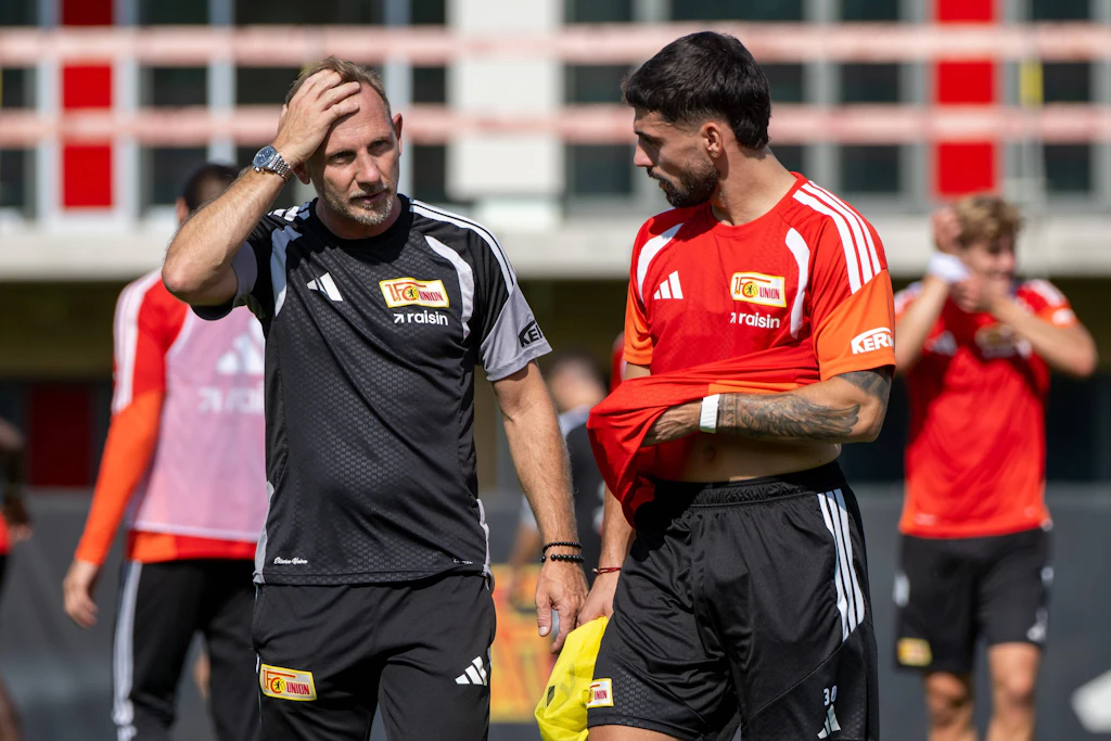 Kennen und schätzen sich: Trainer Mauro Lustrinelli sucht während des Union-Trainings das Gespräch mit Kastriot Imeri.
