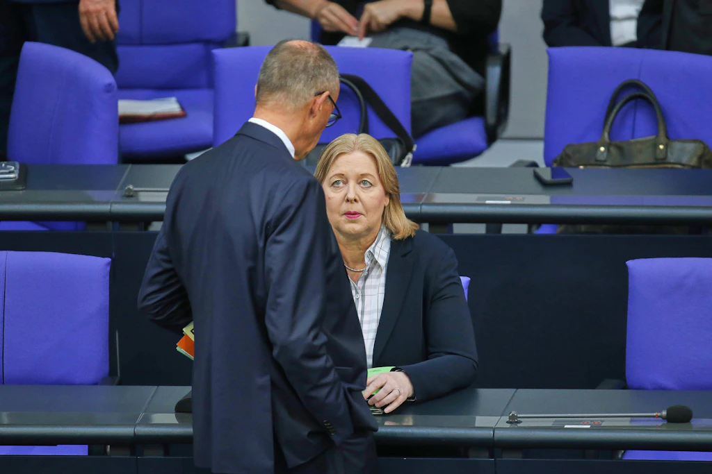 Bundeskanzler Friedrich Merz (CDU) und Bärbel Bas (SPD) im Bundestag (Archivbild)