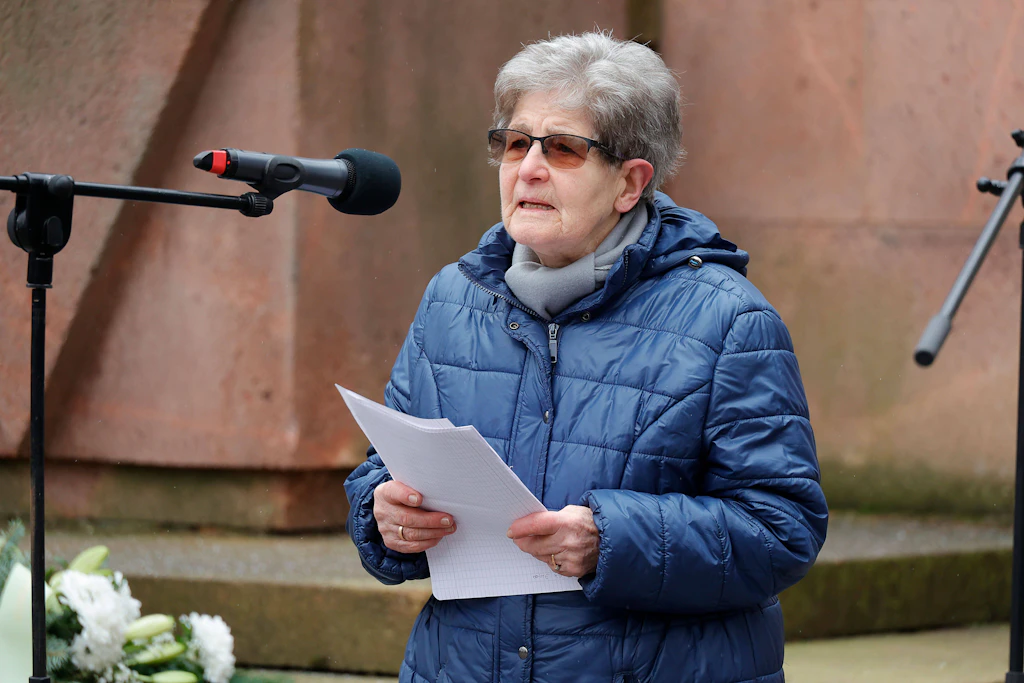 Renate Aris: Die Bombardierung Dresdens verhinderte ihre Deportation ins Ghetto Theresienstadt. Auch ihr Bruder und Vater überlebten.