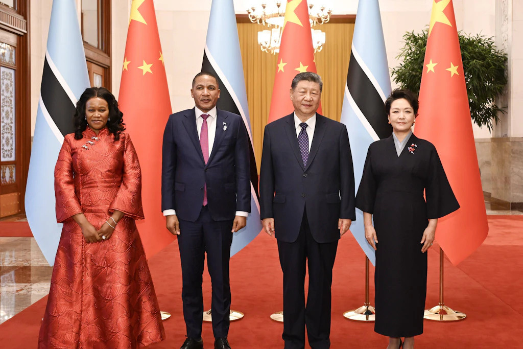 Botswanas Präsident Duma Boko (2. v. l.) mit seiner Frau Kaone Boko sowie Chinas Präsident Xi Jinping und dessen Frau Peng Liyuan bei der offiziellen Begrüßungszeremonie in Peking am 13. Oktober 2026.