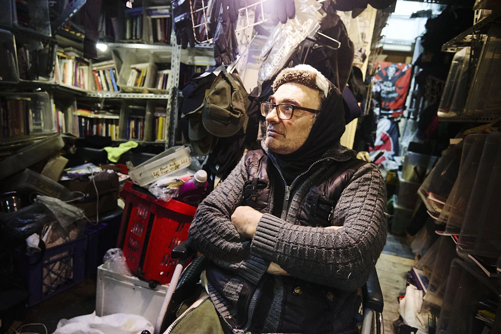 Hans-Georg Lindenau in seinem Laden