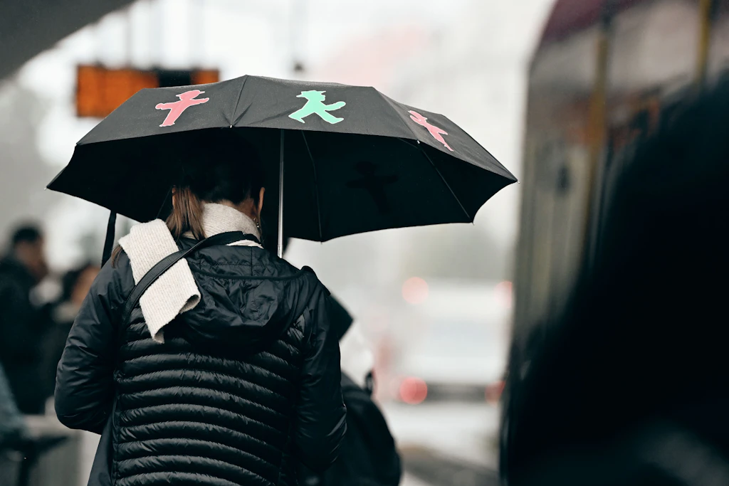 Das ostdeutsche Ampelmännchen stand nach der Wende auch im Regen, sollte abgeschafft werden. Mittlerweile ist es Kultobjekt.