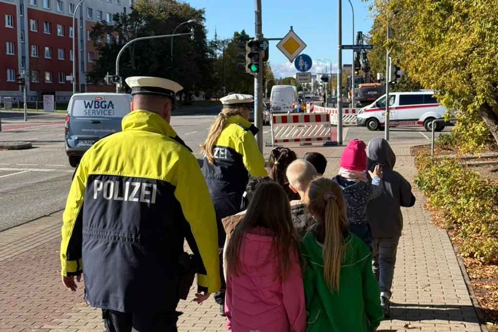 Schulweg in Stendal: Polizisten begleiteten Erstklässler und übten mit ihnen das sichere Überqueren der Straße.