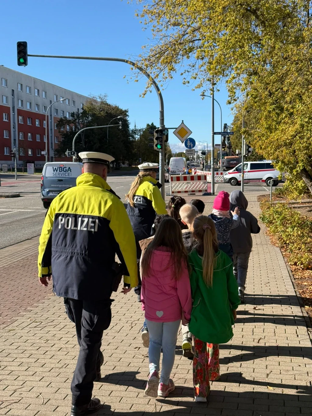 Polizei übt mit Erstklässlern in Stendal den Schulweg