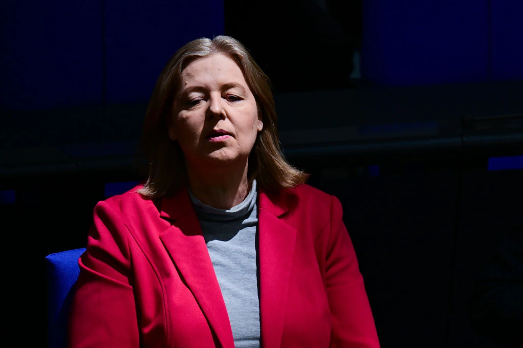 Bärbel Bas: Die ehemalige Bundesministerin für Arbeit und Soziales und SPD-Co-Chefin fällt weich. Ihr Bundestagsmandat behält sie.