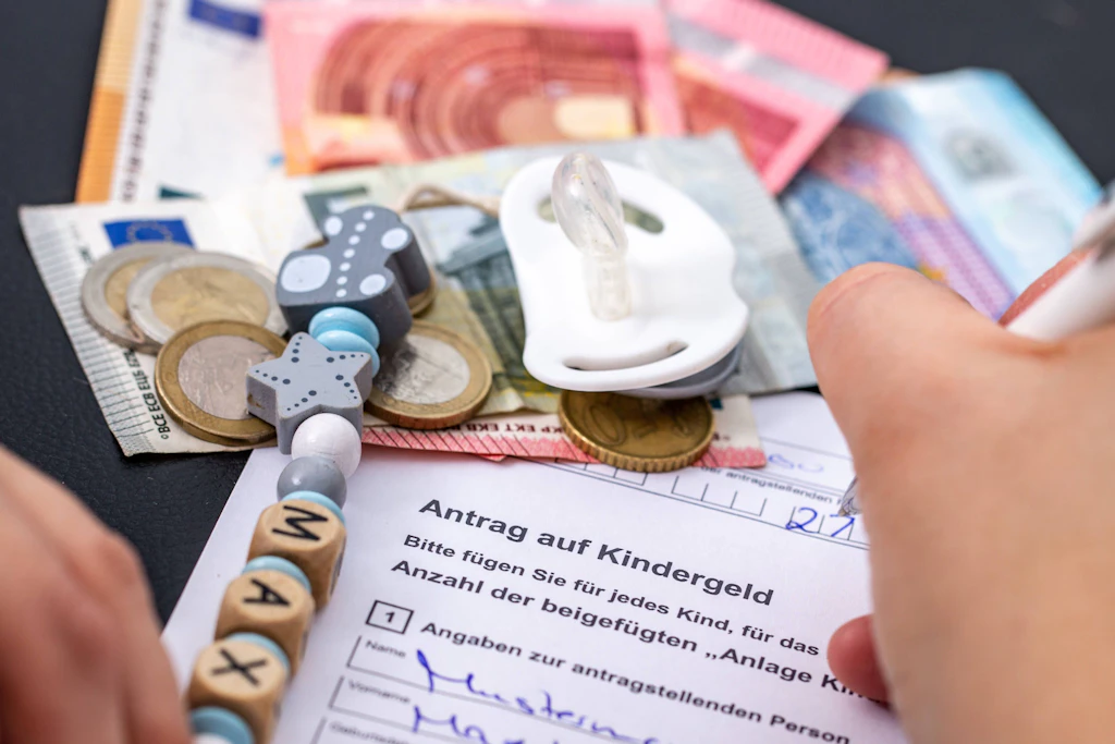 Für Erstgeborene müssen Eltern den Kindergeldantrag 2027 vorerst weiter ausfüllen. Bei Geschwisterkindern soll die Familienkasse ab März ohne Antrag zahlen. (Symbolbild)