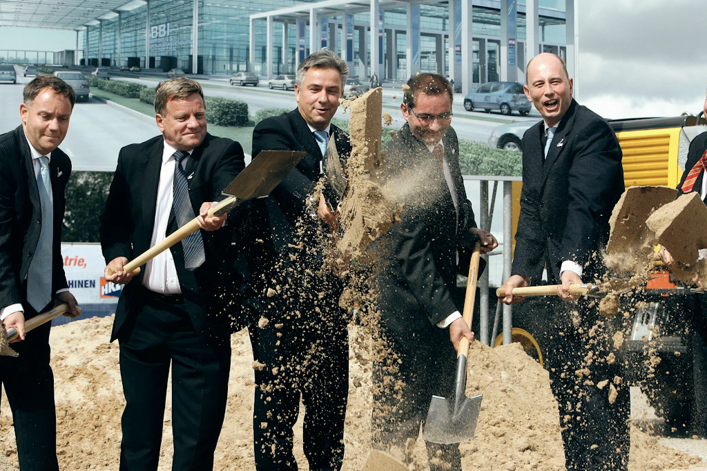 Symbolischer Spatenstich nahe dem Flughafen Berlin-Schönefeld 2006 (v.l.n.r.): der Sprecher der BBI-Geschäftsführung Rainer Schwarz, Bahn-Chef Mehdorn, Wowereit (SPD), Platzeck (SPD), Bundesverkehrsminister Wolfgang Tiefensee (SPD) und der Geschäftsführer des BBI (später BER), Thomas Weyer