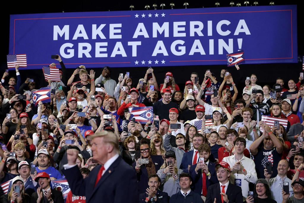 Donald Trump vor jubelnden Anhängern bei seinem Wahlkampfauftritt in Youngstown, Ohio