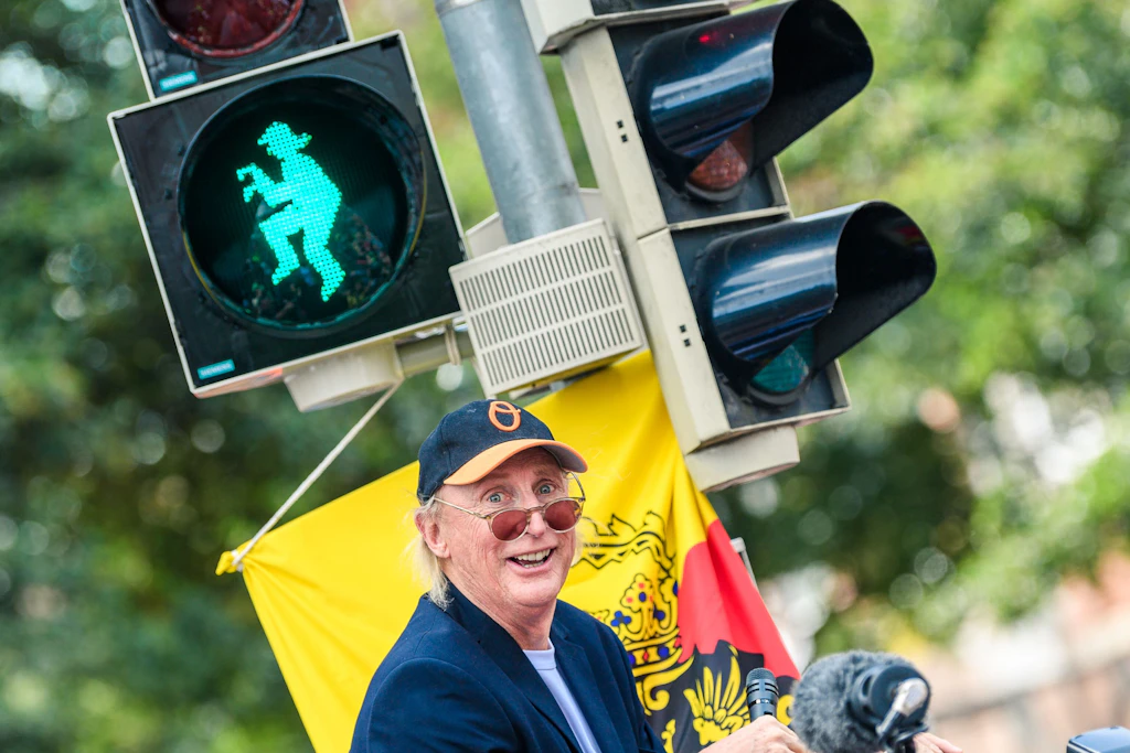 In Emden gibt es eine Otto-Ampel zu Ehren des gleichnamige Komikers. Ob man dann über die Straße hüpfen soll, ist jedem selbst überlassen.