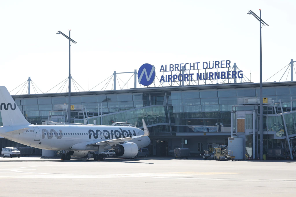Einsatzkräfte der Polziei versperren die Zufahrt zum Albrecht-Dürer-Airport in Nürnberg.