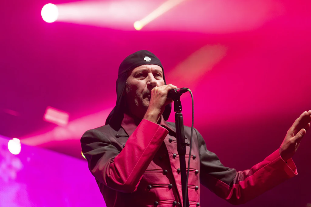 Gefährliche Soldaten tanzen Discofox: Laibach stürzt das Huxleys in Fieberträume