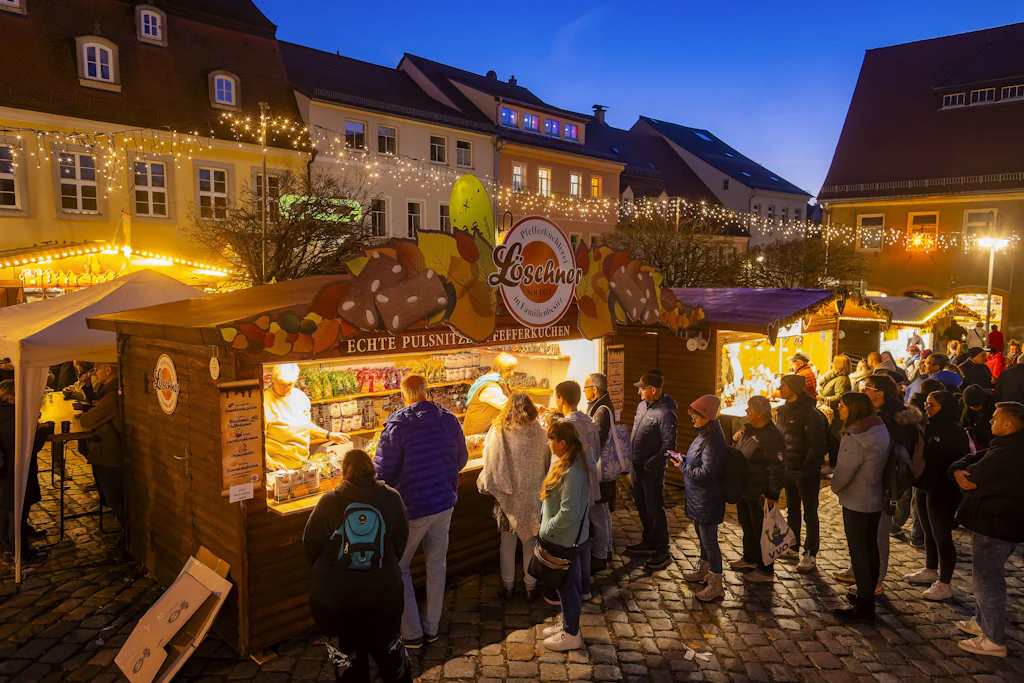 Pulsnitz feiert seine Backtradition mit dem jährlichen Pfefferkuchenmarkt. 