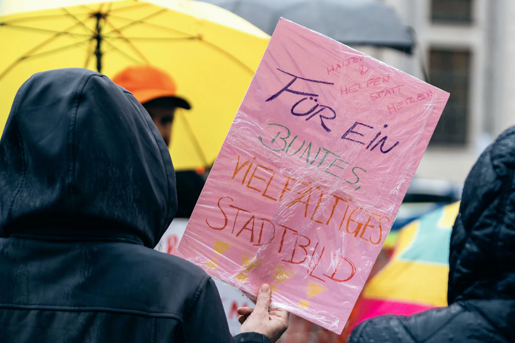 Im strömenden Regen demonstrieren Menschen auf dem Odeonsplatz.