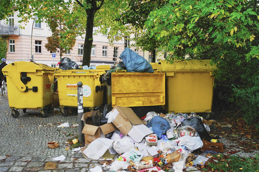 An der Veteranenstraße in Prenzlauer Berg: überfüllte gelbe Wertstoffcontainer, Müllsäcke und verstreute Kartons