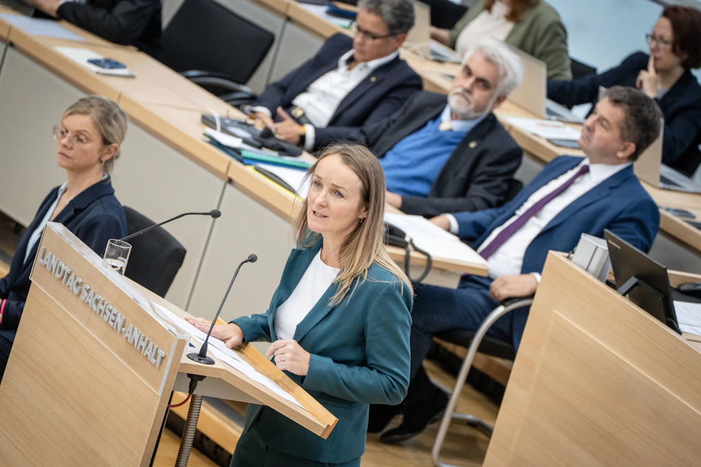 Claudia Wittig, stellvertretende Fraktionsvorsitzende des BSW, spricht im Landtag von Sachsen-Anhalt. Ihre Fraktion argumentiert mit dem&nbsp;Friedensgebot in der Präambel der Landesverfassung.
