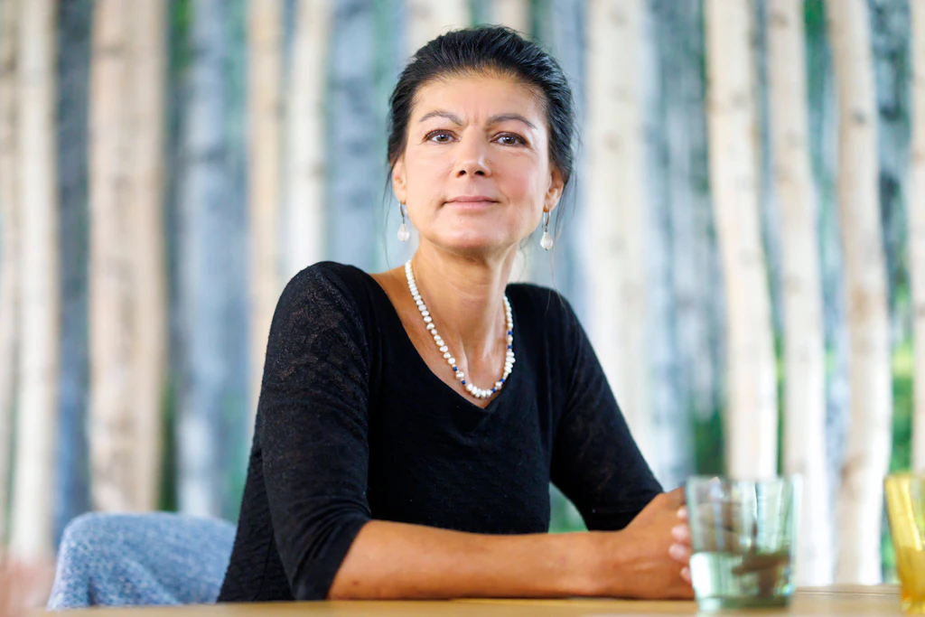 „Die Gefahr für die Demokratie lauert woanders“, schreibt BSW-Gründerin Sahra Wagenknecht. Sie wirft den etablierten Parteien vor, Grundrechte unter Druck zu setzen.