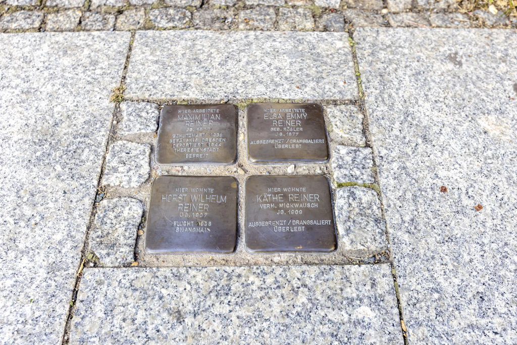 Diese vier Stolpersteine wurden auf der Bahnhofstraße installiert. Sie erinnern an die jüdische Familie Reiner.