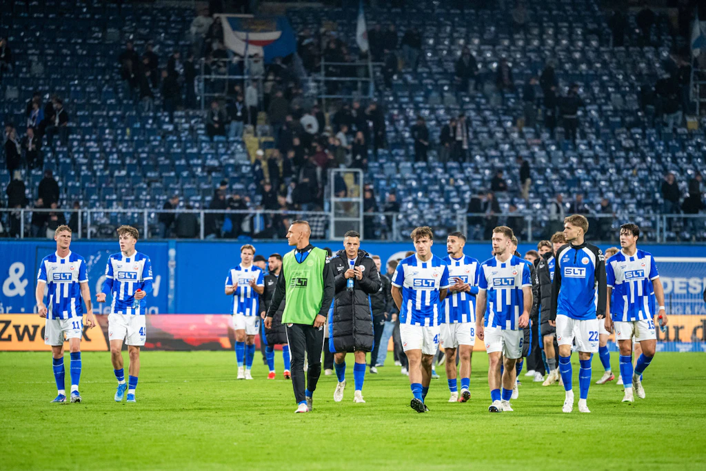 „Bodenlose Vorstellung auf allen Ebenen“: Hansa-Fans kochen im Netz vor Wut